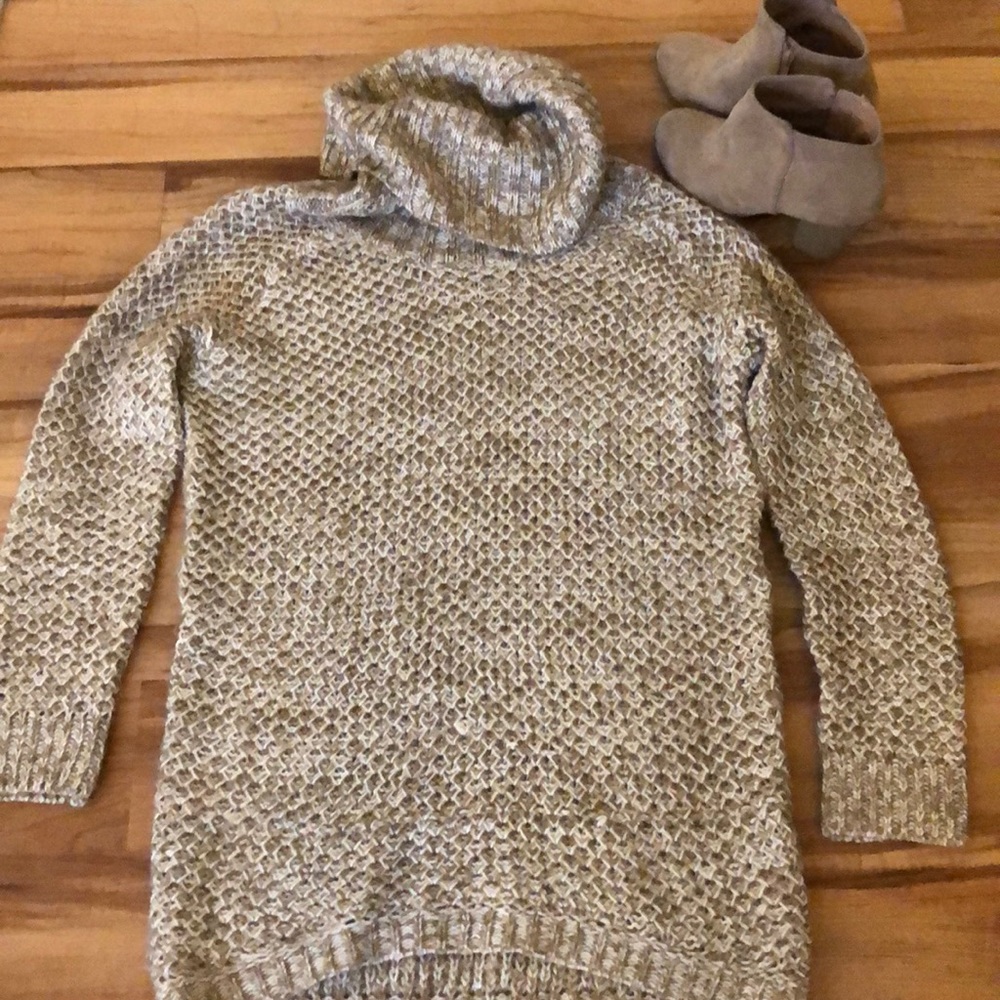 Jennyfer tan and white knitted sweater